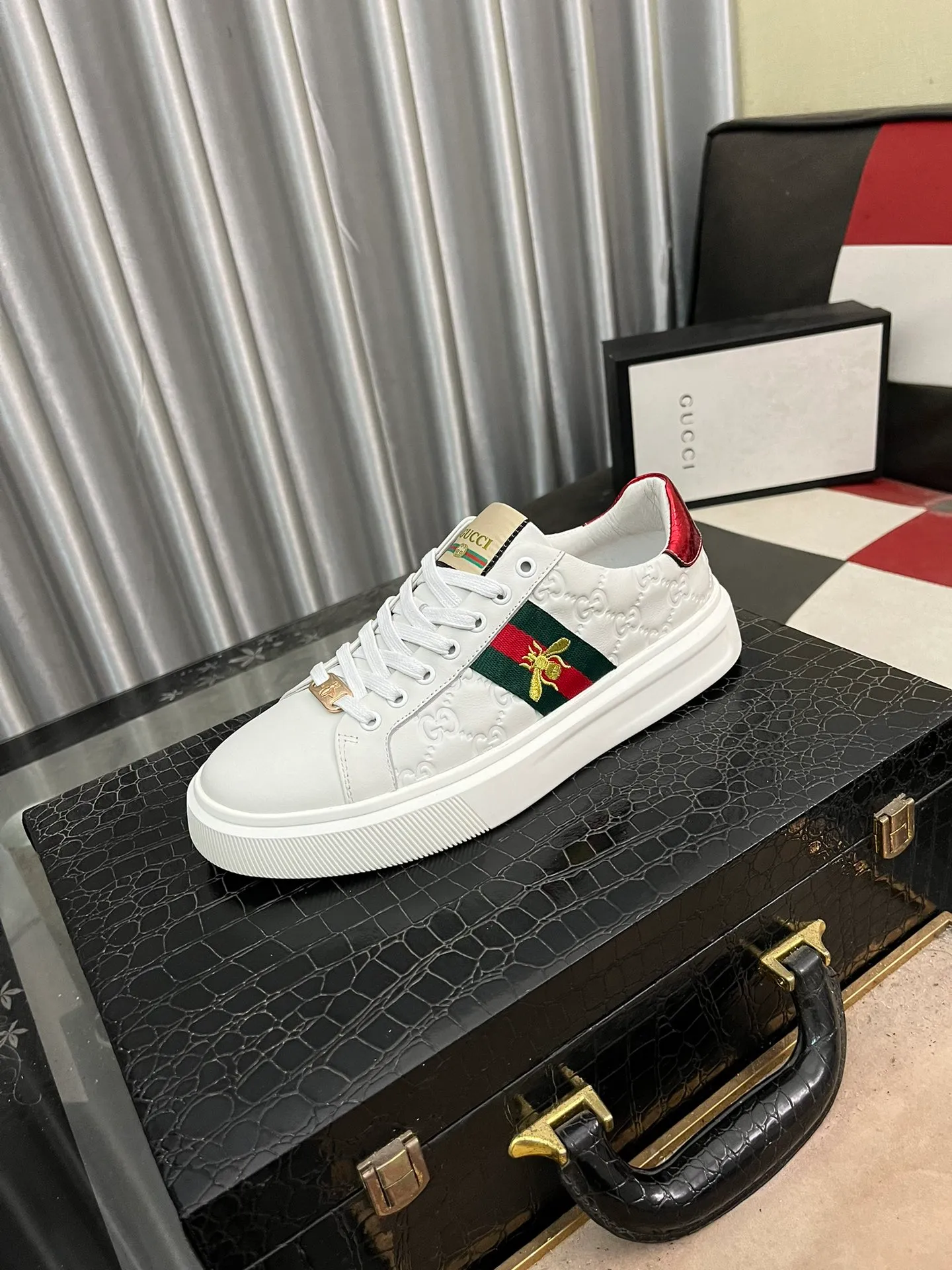 Men's shoes💰400⌚️⌚️[GUCCI] Gucci men's casual shoes are absolutely popular🔥The ultimate matching item for trendy men! The charm of super texture is irresistible, the main recommendation, the flower leather color is bright! The upper is made of high-quality cowhide + brand printed fabric, sheepskin feet, wear-resistant rubber sole, noble and elegant! Extremely comfortable🎁🎁You can be as handsome as you want💪 38-442️⃣colors available